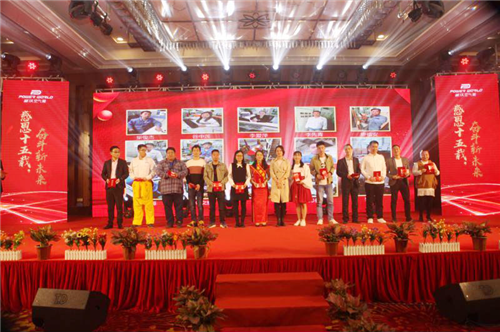 乐鱼唐菲平总经理与优秀员工合影