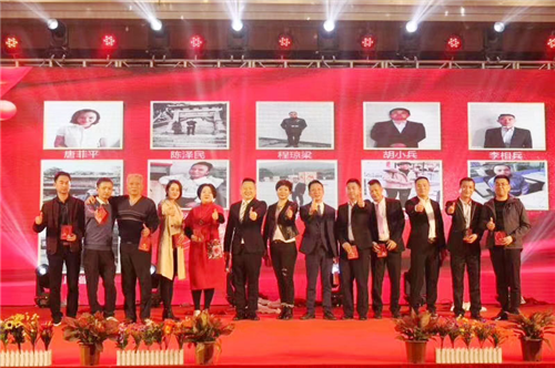 公司领导与乐鱼功勋员工合影